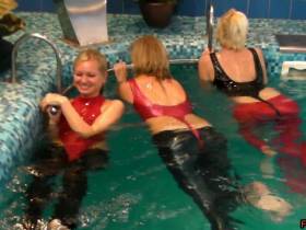 3 Slinkystylez Girls im Pool