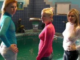 3 Girls in Jeans ind Nylon Tops im Pool