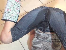 Selfpee in Jeans und Gummistiefel